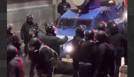 На акции протеста в Тбилиси. Кадр из видео https://t.me/netgazetirussian/5832 На акции протеста в Тбилиси. Кадр из видео https://t.me/netgazetirussian/5832