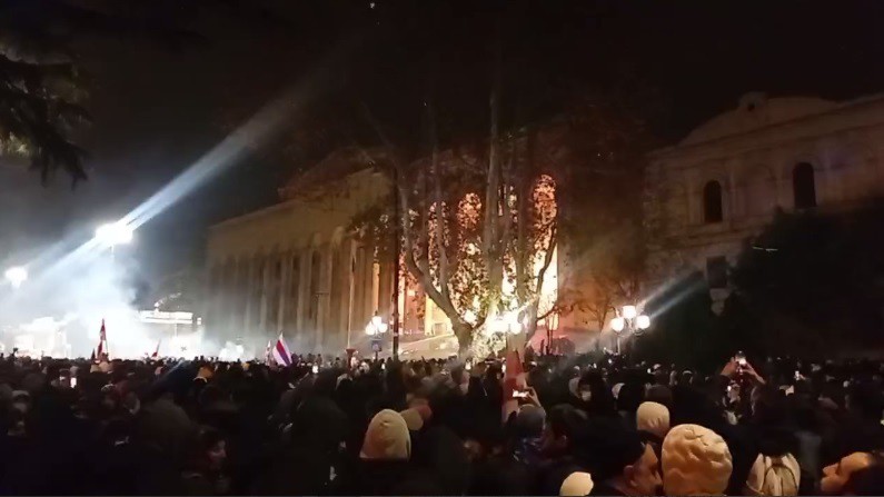 На акции протеста в Тбилиси. 1 декабря 2024 года. Кадр из видео https://t.me/netgazetirussian/5856 На акции протеста в Тбилиси. 1 декабря 2024 года. Кадр из видео https://t.me/netgazetirussian/5856