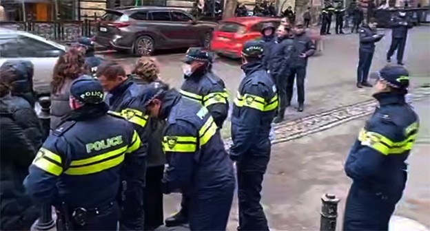 Полиция на месте акции протеста в Тбилиси, 02.12.24. Скриншот видео https://t.me/Tbilisi_life/32802 Полиция на месте акции протеста в Тбилиси, 02.12.24. Скриншот видео https://t.me/Tbilisi_life/32802