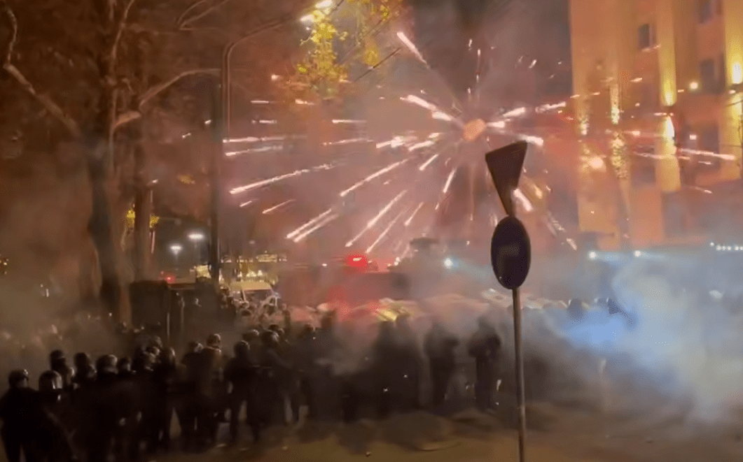 Протестующие использовали фейерверки. Стоп-кадр видео ТАСС от 02.12.24, https://t.me/tass_agency/288619. Протестующие использовали фейерверки. Стоп-кадр видео ТАСС от 02.12.24, https://t.me/tass_agency/288619.