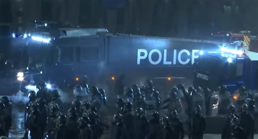 Силовики разгоняют протест в Тбилиси. Кадр видеосюжета Bloomberg Television https://youtu.be/0tWsX6GadQU?si=5beIZ9oPqLF2dGMl Силовики разгоняют протест в Тбилиси. Кадр видеосюжета Bloomberg Television https://youtu.be/0tWsX6GadQU?si=5beIZ9oPqLF2dGMl