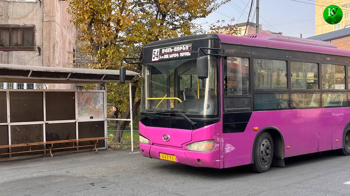 Автобус у остановки в Ереване. Фото "Кавказского узла". Автобус у остановки в Ереване. Фото "Кавказского узла".