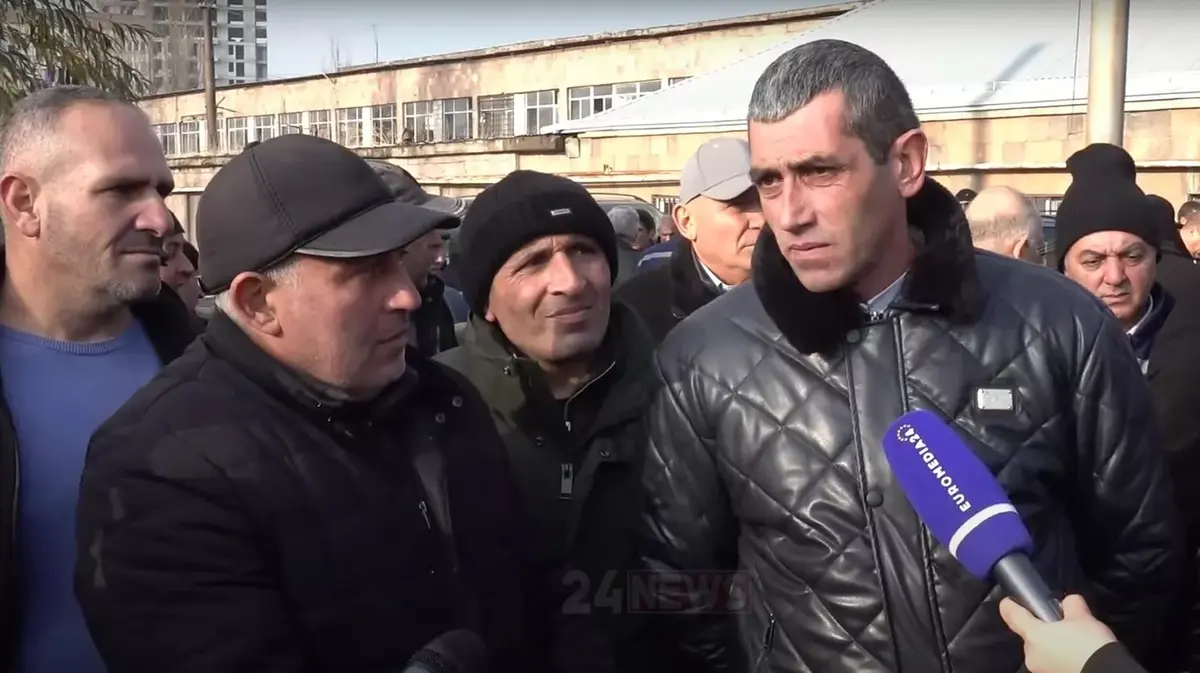 Забастовка водителей в Ереване. 3 декабря 2024 г. Скриншот видео 24news.ge Забастовка водителей в Ереване. 3 декабря 2024 г. Скриншот видео 24news.ge