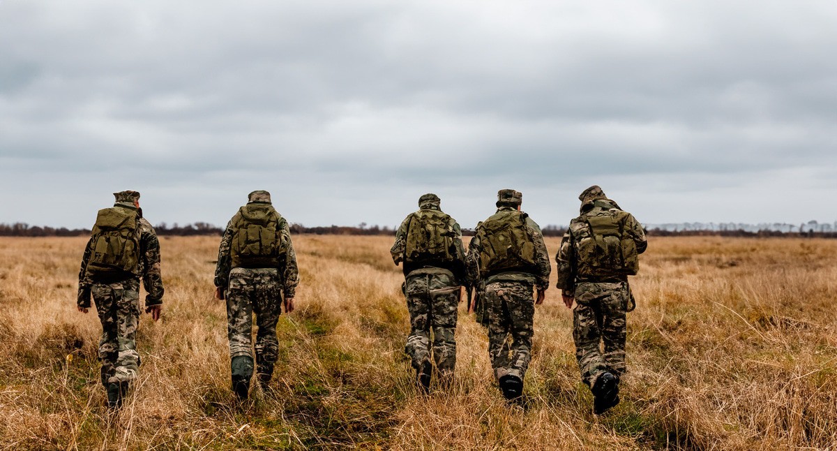 Военные идут по полю. Иллюстрация создана "Кавказским узлом" с помощью ИИ в программе Photoshop Военные идут по полю. Иллюстрация создана "Кавказским узлом" с помощью ИИ в программе Photoshop