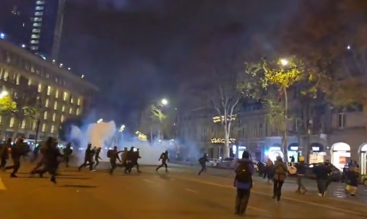 Разгон акции протеста в Тбилиси. 4 декабря 2024 года. Кадр из видео https://t.me/NGnewsgeorgia/20647 Разгон акции протеста в Тбилиси. 4 декабря 2024 года. Кадр из видео https://t.me/NGnewsgeorgia/20647