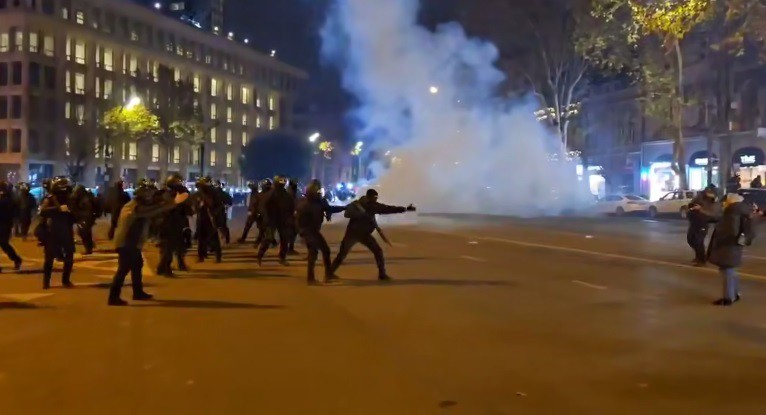 Разгон акции протеста в Тбилиси. 4 декабря 2024 года. Кадр из видео https://t.me/NGnewsgeorgia/20647 Разгон акции протеста в Тбилиси. 4 декабря 2024 года. Кадр из видео https://t.me/NGnewsgeorgia/20647