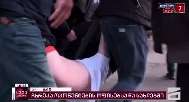 Задержания оппозиционеров. Тбилиси, 4 декабря 2024 г. Скриншот видео https://t.me/NGnewsgeorgia Задержания оппозиционеров. Тбилиси, 4 декабря 2024 г. Скриншот видео https://t.me/NGnewsgeorgia