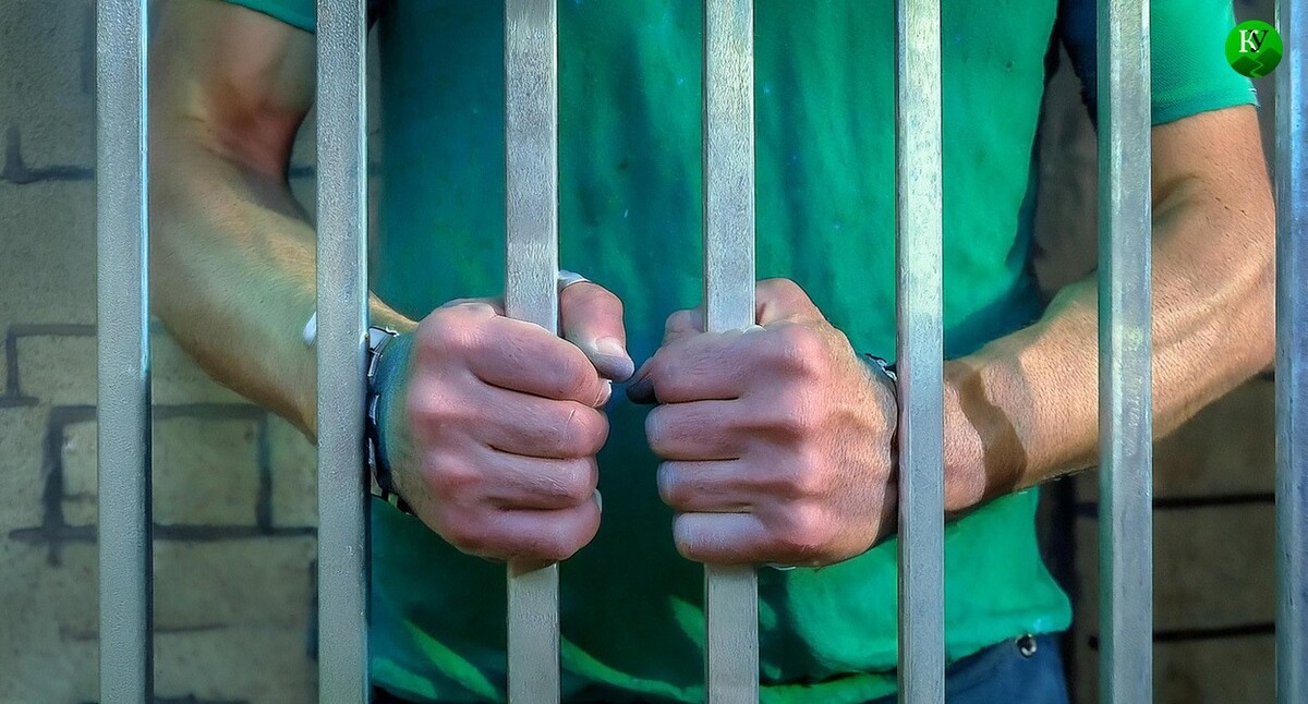 Мужчина в тюрьме. Иллюстрация создана "Кавказским узлом" с помощью ИИ в программе Photoshop Мужчина в тюрьме. Иллюстрация создана "Кавказским узлом" с помощью ИИ в программе Photoshop