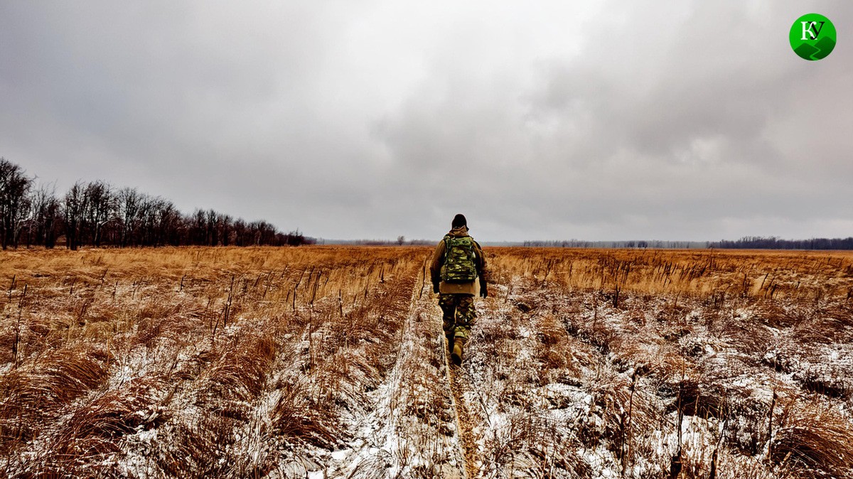 Военный идет в поле. Иллюстрация создана «Кавказским узлом» с помощью ИИ в программе Photoshop Военный идет в поле. Иллюстрация создана «Кавказским узлом» с помощью ИИ в программе Photoshop