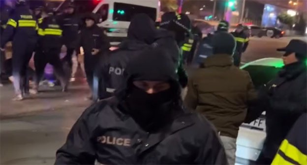 Сотрудники полиции задерживают активистов. Тбилиси, 6 декабря 2024 г. Скриншот видео https://t.me/Tbilisi_life Сотрудники полиции задерживают активистов. Тбилиси, 6 декабря 2024 г. Скриншот видео https://t.me/Tbilisi_life