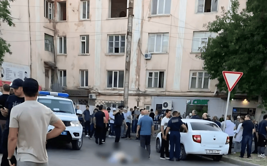На месте теракта в Дагестане. 23 июня 2024 г. Фото: Report.az https://report.az/ru/v-regione/sk-dagestana-vozbudil-delo-o-terakte-po-faktam-vooruzhennyh-napadenij-v-mahachkale-i-derbente/ На месте теракта в Дагестане. 23 июня 2024 г. Фото: Report.az https://report.az/ru/v-regione/sk-dagestana-vozbudil-delo-o-terakte-po-faktam-vooruzhennyh-napadenij-v-mahachkale-i-derbente/
