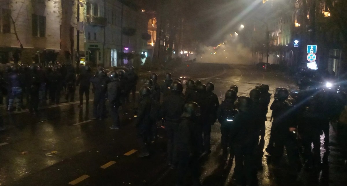 Полицейские продвигаются к театру Руставели. Тбилиси, 7 декабря 2024 года. Фото Беслана Кмузова для "Кавказского узла". Полицейские продвигаются к театру Руставели. Тбилиси, 7 декабря 2024 года. Фото Беслана Кмузова для "Кавказского узла".