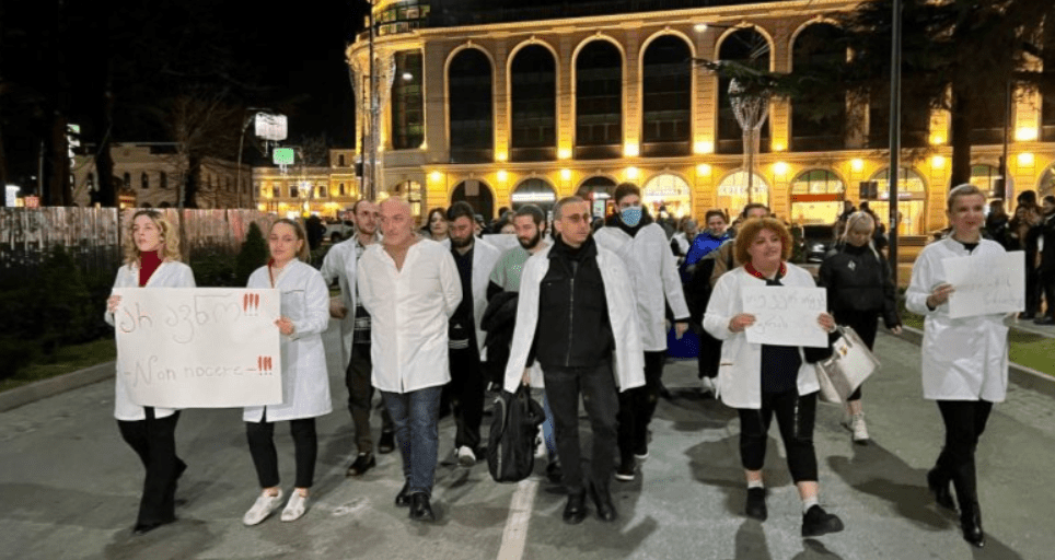 Врачи на акции протеста в Кутаиси. Скриншот фото "Мтавари архи" от 10.12.24, https://mtavari.tv/news/172209-kutaisshi-mimdinare-aktsias-ekimebi-sheuertdnen Врачи на акции протеста в Кутаиси. Скриншот фото "Мтавари архи" от 10.12.24, https://mtavari.tv/news/172209-kutaisshi-mimdinare-aktsias-ekimebi-sheuertdnen