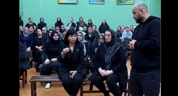 Родители учеников в школе Буйнакска. 9 декабря 2024 гожа. Скриншот видео Телеграм-канала "Черновик" https://t.me/chernovik Родители учеников в школе Буйнакска. 9 декабря 2024 гожа. Скриншот видео Телеграм-канала "Черновик" https://t.me/chernovik