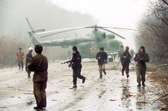Вертолёт, сбитый чеченскими боевиками. Декабрь 1994. Фото: Михаил Евстафьев. Mikhail Evstafiev https://ru.wikipedia.org/ Вертолёт, сбитый чеченскими боевиками. Декабрь 1994. Фото: Михаил Евстафьев. Mikhail Evstafiev https://ru.wikipedia.org/