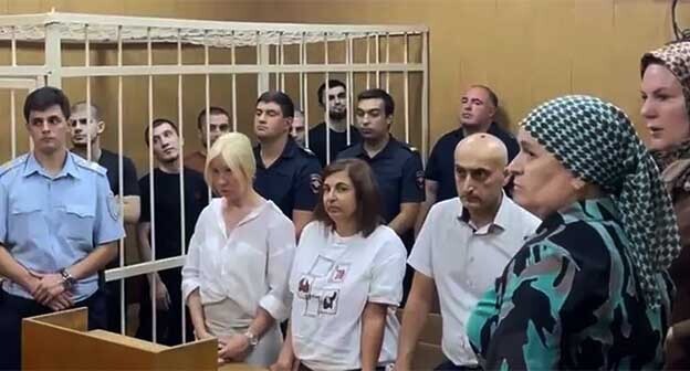 Участники беспорядков в Махачкале в зале суда. Фото: Объединенная пресс-служба судов Краснодара/Telegram Участники беспорядков в Махачкале в зале суда. Фото: Объединенная пресс-служба судов Краснодара/Telegram