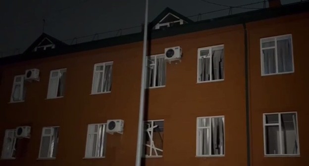 Здание казармы в Грозном после атаки БПЛА, стоп-кадр видео https://t.me/KhadulaevShamil/9720 Здание казармы в Грозном после атаки БПЛА, стоп-кадр видео https://t.me/KhadulaevShamil/9720