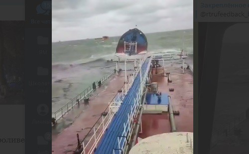 Танкер терпит бедствие в Керченском проливе. Скриншот видео https://t.me/rt_russian/224195 Танкер терпит бедствие в Керченском проливе. Скриншот видео https://t.me/rt_russian/224195