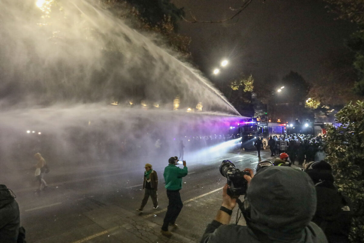 Полиция применила водомет для разгона протеста. 7 декабря 2024 г. Фото Азиза Каримова для "Кавказского узла" Полиция применила водомет для разгона протеста. 7 декабря 2024 г. Фото Азиза Каримова для "Кавказского узла"