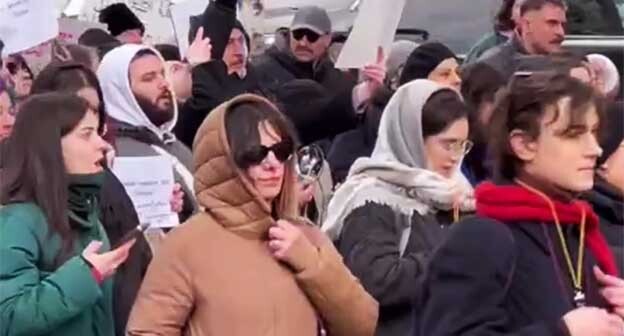 Участники шествия сотрудников туристической отрасли в Тбилиси. 17 декабря 2024 г. Cкриншот видео https://t.me/Tbilisi_life Участники шествия сотрудников туристической отрасли в Тбилиси. 17 декабря 2024 г. Cкриншот видео https://t.me/Tbilisi_life