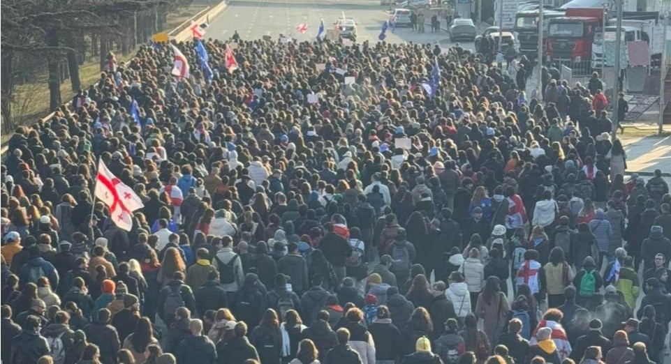 Шествие студентов в Тбилиси. 21 декабря 2024 года. Фото: Beka Kokaia / Tbilisi life https://t.me/Tbilisi_life/34481 Шествие студентов в Тбилиси. 21 декабря 2024 года. Фото: Beka Kokaia / Tbilisi life https://t.me/Tbilisi_life/34481