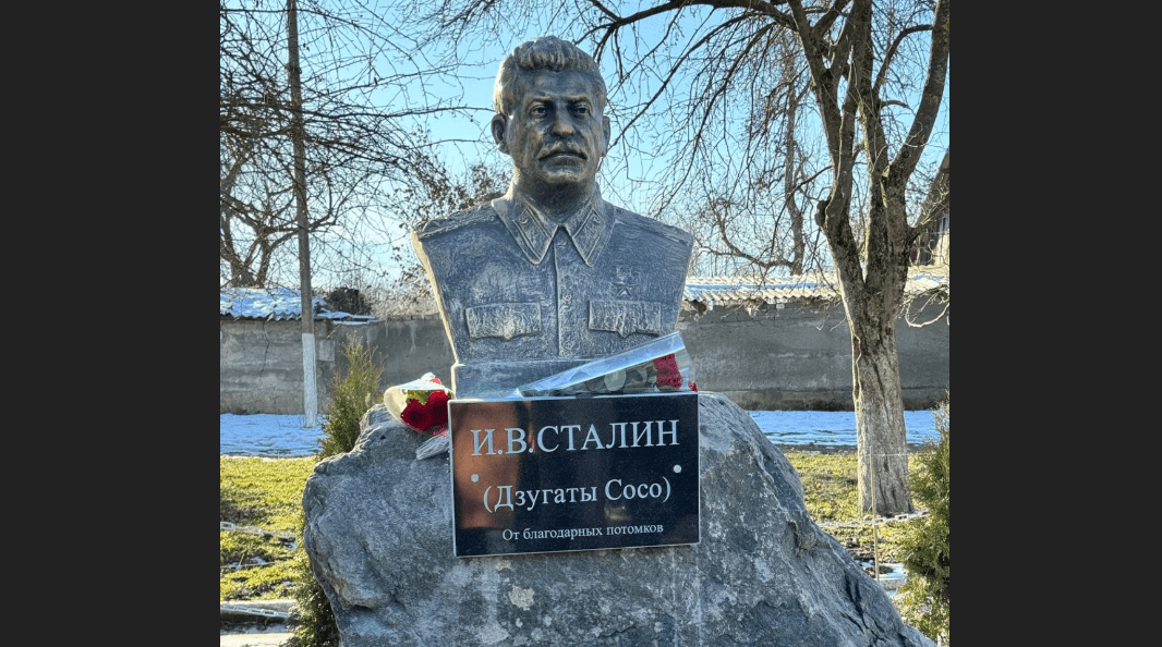 Бюст Сталина в селе Нарт. Скриншот фото из Telegram-канала администрации Ардонского района от 21.12.24, https://t.me/ardon_official/3243?single Бюст Сталина в селе Нарт. Скриншот фото из Telegram-канала администрации Ардонского района от 21.12.24, https://t.me/ardon_official/3243?single