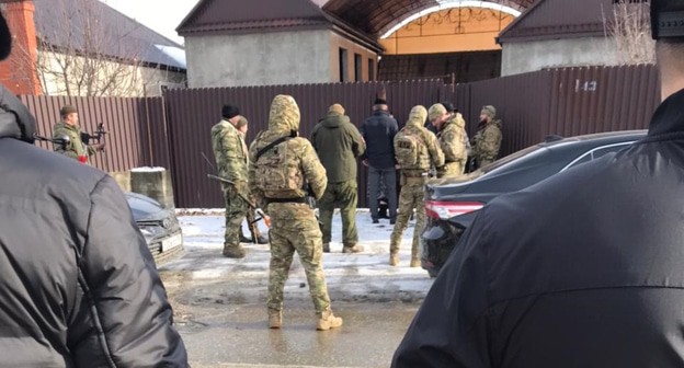Рейд силовиков в Урус-Мартане, фото предоставлено очевидцем. Рейд силовиков в Урус-Мартане, фото предоставлено очевидцем.