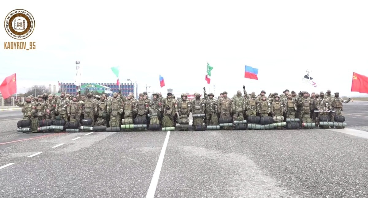 Одна из групп бойцов перед отправкой из Чечни в зону военной операции. Кадр видео из телеграм-канала Рамзана Кадырова https://t.me/RKadyrov_95/5266 Одна из групп бойцов перед отправкой из Чечни в зону военной операции. Кадр видео из телеграм-канала Рамзана Кадырова https://t.me/RKadyrov_95/5266