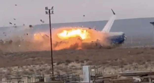 Падение лайнера рейса Баку-Грозный, стоп-кадр видео телеграм-канал Baza Падение лайнера рейса Баку-Грозный, стоп-кадр видео телеграм-канал Baza