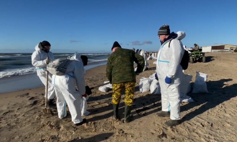Уборка мазута на берегу моря. Декабрь 2024 г. Скриншот видео Телеграм канал t.me/opershtab23 Уборка мазута на берегу моря. Декабрь 2024 г. Скриншот видео Телеграм канал t.me/opershtab23