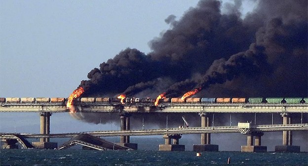 Теракт на Крымском мосту. 8 октября 2022 г. Фото: AFP 2022. ria.ru https://ru.wikipedia.org/ Теракт на Крымском мосту. 8 октября 2022 г. Фото: AFP 2022. ria.ru https://ru.wikipedia.org/