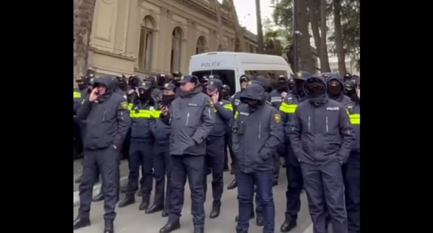 Силовики на улице в Тбилиси. 29 декабря 2024 года. Кадр видео телеграм-канала Tbilisi life https://t.me/Tbilisi_life/35179 Силовики на улице в Тбилиси. 29 декабря 2024 года. Кадр видео телеграм-канала Tbilisi life https://t.me/Tbilisi_life/35179