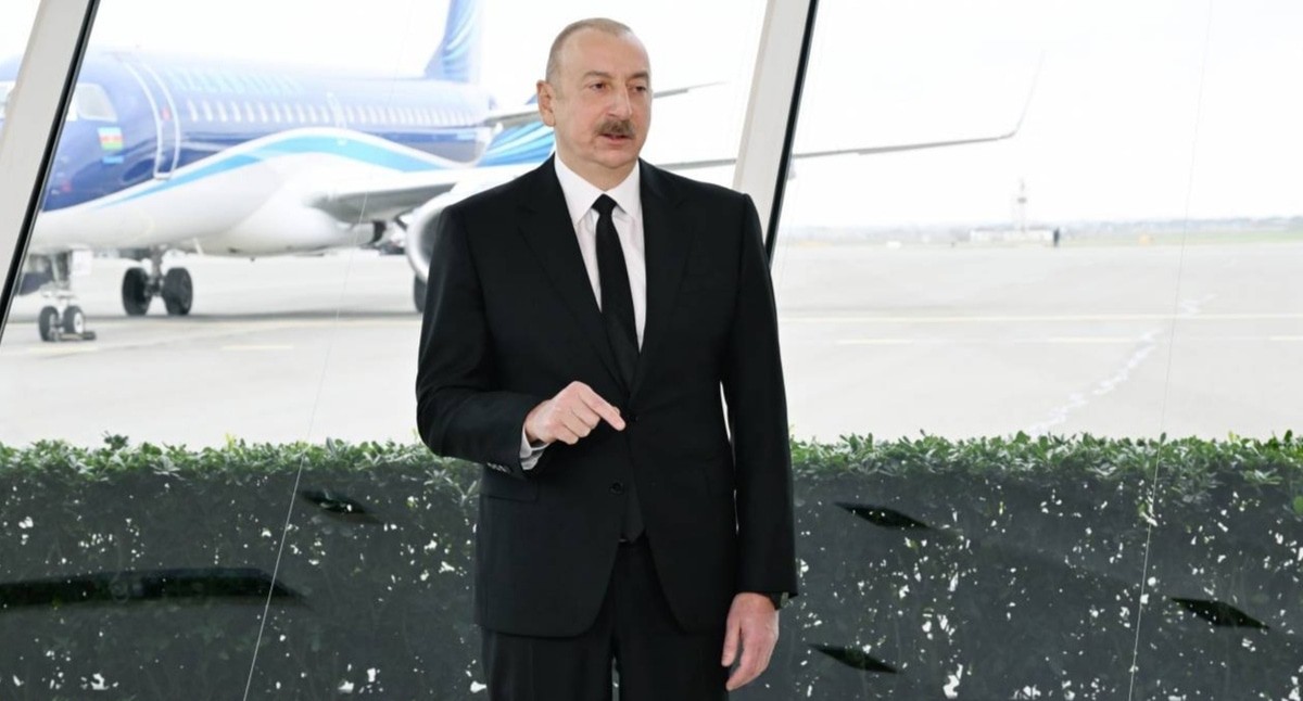 Ильхам Алиев на фоне самолета. Фото: пресс-служба президента Азербайджана https://president.az/az/articles/view/67806 Ильхам Алиев на фоне самолета. Фото: пресс-служба президента Азербайджана https://president.az/az/articles/view/67806