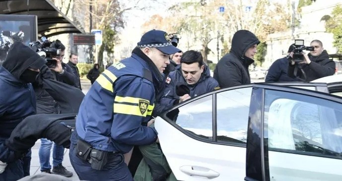 Силовики задерживают протестующих в Тбилиси. Фото: "Интерпрессньюс" https://www.interpressnews.ge/ru/article/165626-po-informatsii-mvd-na-aktsii-protesta-pered-zdaniem-parlamenta-zaderzhano-6-chelovek Силовики задерживают протестующих в Тбилиси. Фото: "Интерпрессньюс" https://www.interpressnews.ge/ru/article/165626-po-informatsii-mvd-na-aktsii-protesta-pered-zdaniem-parlamenta-zaderzhano-6-chelovek