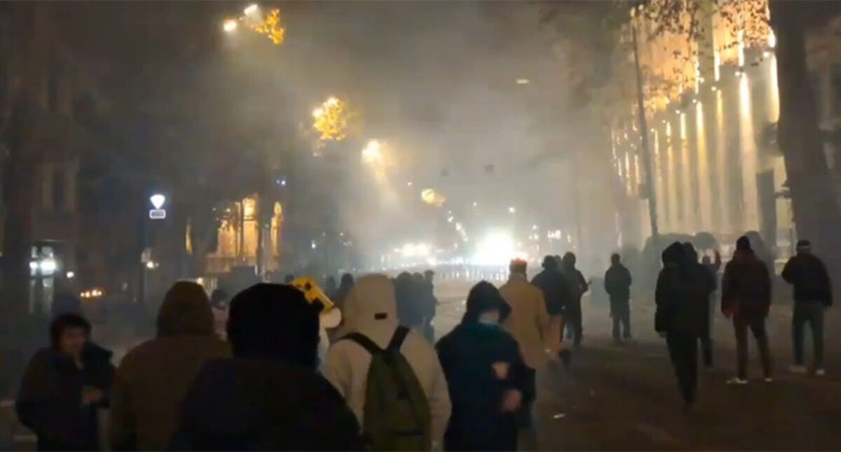 Акция протеста в Тбилиси, 1 декабря 2024 г. Кадр из видео https://t.me/Tbilisi_life/32544 Акция протеста в Тбилиси, 1 декабря 2024 г. Кадр из видео https://t.me/Tbilisi_life/32544