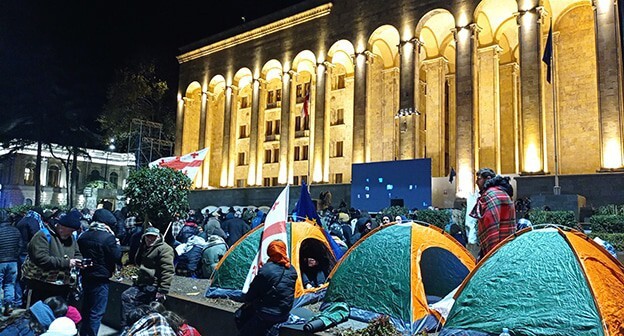 Акция возле парламента Грузии. Ноябрь 2024 г. Фото Инны Кукуджановой для "Кавказского узла" Акция возле парламента Грузии. Ноябрь 2024 г. Фото Инны Кукуджановой для "Кавказского узла"