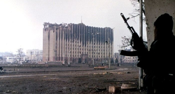 Здание Дворца правительства после штурма Грозного. Январь 1995 года. Фото: Михаил Евстафьев https://memorialcenter.org/news/shturm-groznogo-31-dekabrya-1994-goda Здание Дворца правительства после штурма Грозного. Январь 1995 года. Фото: Михаил Евстафьев https://memorialcenter.org/news/shturm-groznogo-31-dekabrya-1994-goda