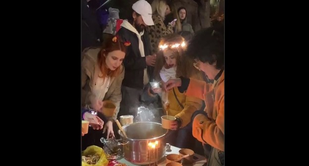 Изготовление чурчхелы на акции протеста в новогоднюю ночь перед парламентом Грузии, стоп-кадр видео https://t.me/Tbilisi_life/35348 Изготовление чурчхелы на акции протеста в новогоднюю ночь перед парламентом Грузии, стоп-кадр видео https://t.me/Tbilisi_life/35348