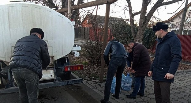 Жители Карабулака набирают воду из водовоза. Фото: ФортангаОрг https://fortanga.org/ Жители Карабулака набирают воду из водовоза. Фото: ФортангаОрг https://fortanga.org/