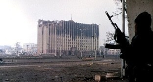 Здание Дворца правительства после штурма Грозного. Январь 1995 года. Фото: Михаил Евстафьев https://memorialcenter.org/news/shturm-groznogo-31-dekabrya-1994-goda Здание Дворца правительства после штурма Грозного. Январь 1995 года. Фото: Михаил Евстафьев https://memorialcenter.org/news/shturm-groznogo-31-dekabrya-1994-goda