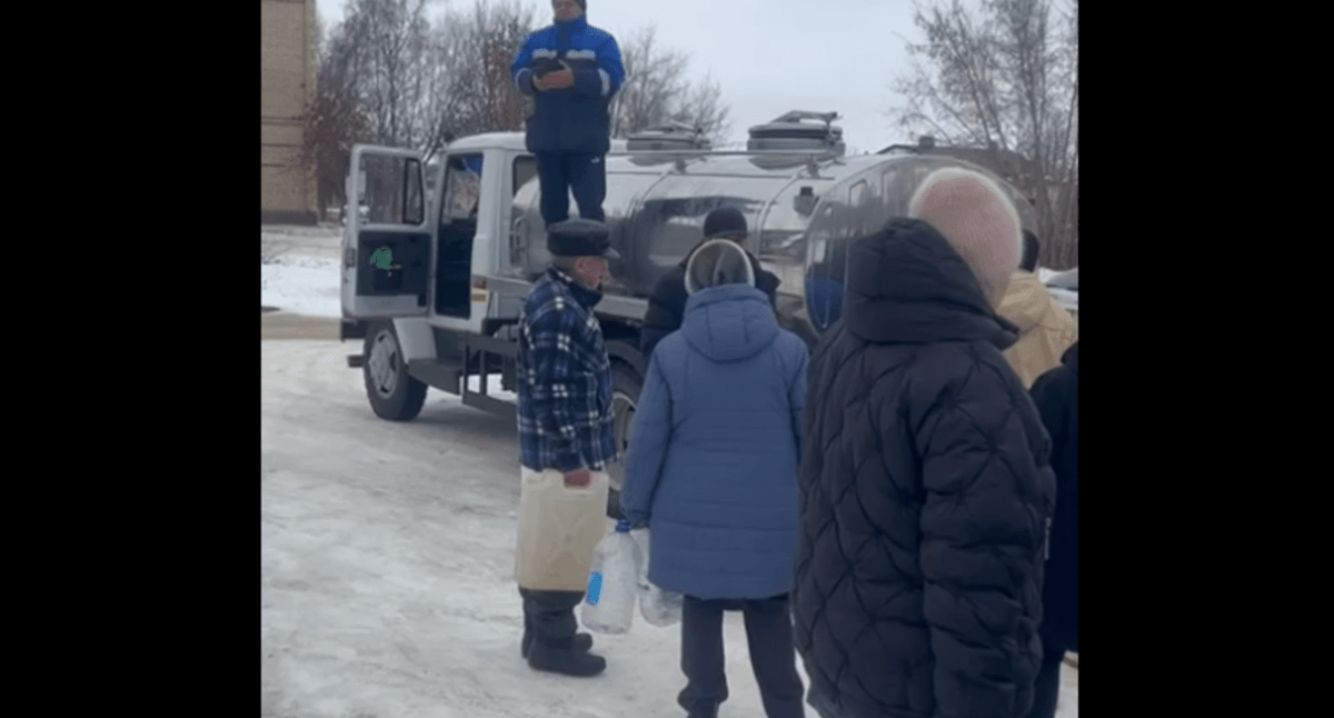 Очередь в Котово за водой. Стоп-кадр видео из Telegram-канала "Котовский разворот" от 31.12.24, https://t.me/kotovorazvorot/2401. Очередь в Котово за водой. Стоп-кадр видео из Telegram-канала "Котовский разворот" от 31.12.24, https://t.me/kotovorazvorot/2401.