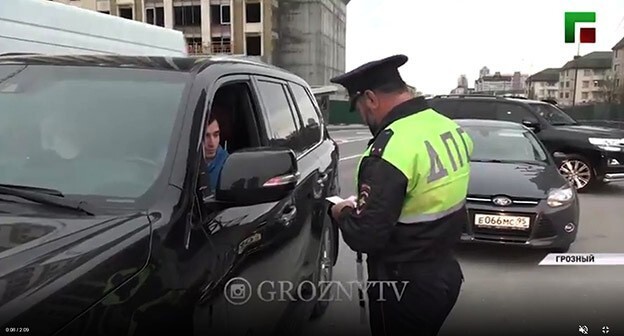 Рейды ГИБДД по профилактике правонарушений на дорогах. Скриншот видео groznytv https://www.instagram.com/p/CNzKxQCJXTN/ Рейды ГИБДД по профилактике правонарушений на дорогах. Скриншот видео groznytv https://www.instagram.com/p/CNzKxQCJXTN/