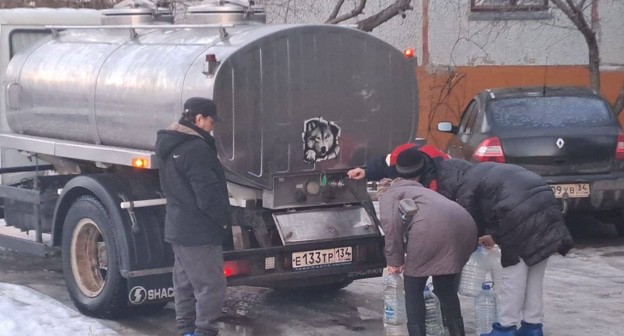 Жители Котово у водовозки, фото: vpravda.ru Жители Котово у водовозки, фото: vpravda.ru