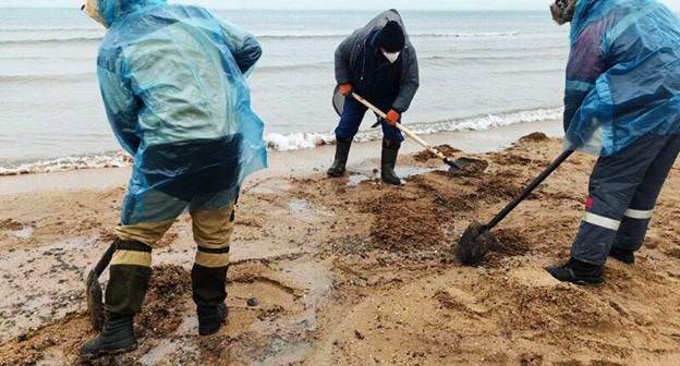 Уборка мазута на берегу моря. Январь 2025 г. Фото: t.me/kondratyevvi Уборка мазута на берегу моря. Январь 2025 г. Фото: t.me/kondratyevvi