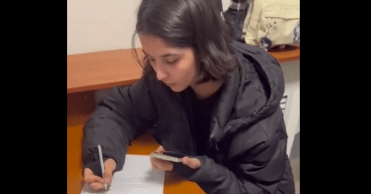 Заира Пирова в отделении полиции. Стоп-кадр видео "Кризисной группы СК SOS" (признана иноагентом) от 07.01.25, https://t.me/sksosorg/1293.

