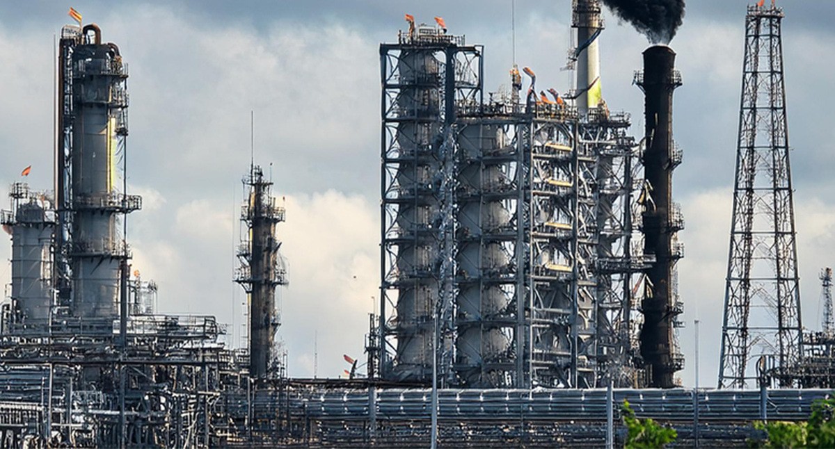 Нефтеперерабатывающий заводов. Иллюстрация создана «Кавказским узлом» с помощью ИИ в программе Photoshop Нефтеперерабатывающий заводов. Иллюстрация создана «Кавказским узлом» с помощью ИИ в программе Photoshop