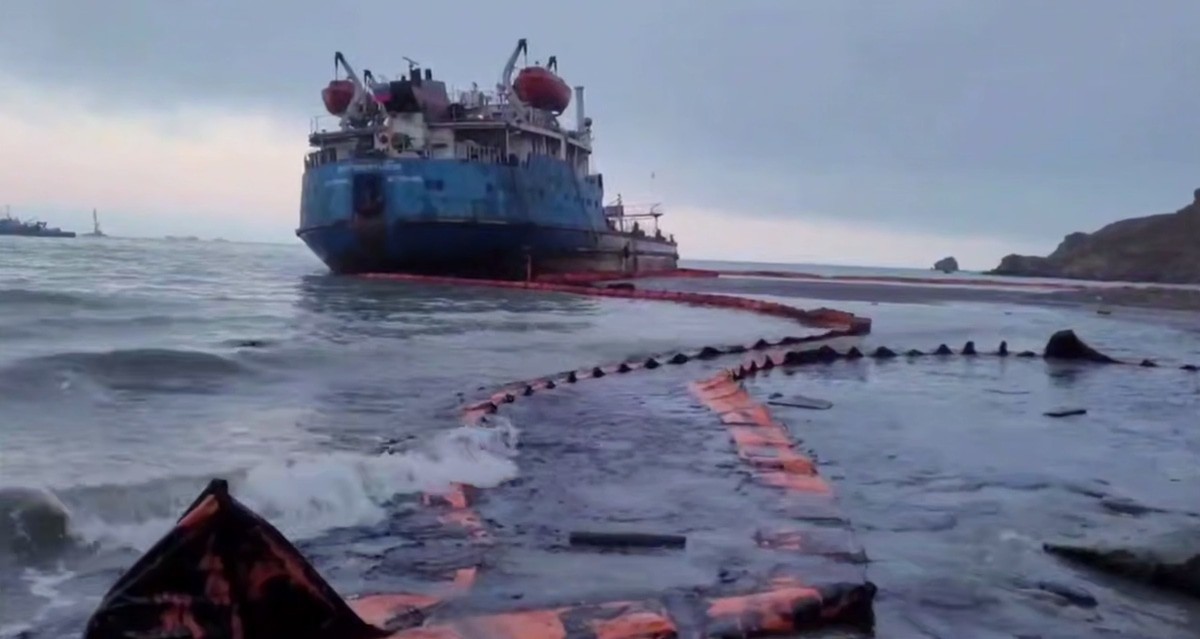 Разлив мазута из кормовой части танкера "Волгонефть-239". Кадр видео оперштаба Кубани https://t.me/opershtab23/10289 Разлив мазута из кормовой части танкера "Волгонефть-239". Кадр видео оперштаба Кубани https://t.me/opershtab23/10289