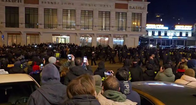 Полиция на месте акции протеста в Тбилиси 12 декабря, стоп-кадр видео https://t.me/Tbilisi_life/35807?single Полиция на месте акции протеста в Тбилиси 12 декабря, стоп-кадр видео https://t.me/Tbilisi_life/35807?single