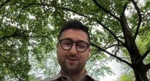 Игбал Абилов. Скриншот видео https://www.youtube.com/watch?v=TC8RD0BH-QI Игбал Абилов. Скриншот видео https://www.youtube.com/watch?v=TC8RD0BH-QI