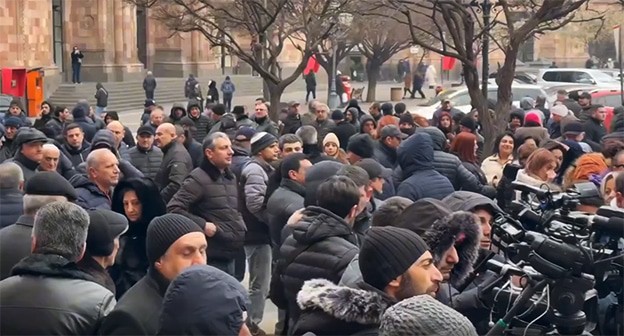Участники акции протеста в Ереване. 13 января 2025 г. Скриншот видео https://am.sputniknews.ru/20250113/prodavtsy-rynka-zolota-provodyat-aktsiyu-protesta-u-pravitelstva-armenii-84726861.html Участники акции протеста в Ереване. 13 января 2025 г. Скриншот видео https://am.sputniknews.ru/20250113/prodavtsy-rynka-zolota-provodyat-aktsiyu-protesta-u-pravitelstva-armenii-84726861.html